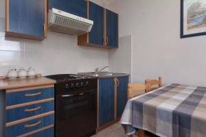 Apartments with a parking space Stinjan, Pula - 15256