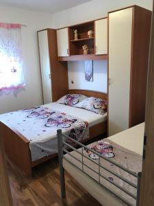 One-Bedroom Apartment with Terrace room in Apartments with a parking space Pirovac Sibenik - 15271