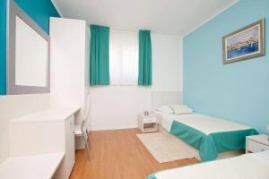 Apartments with a parking space Split - 15276