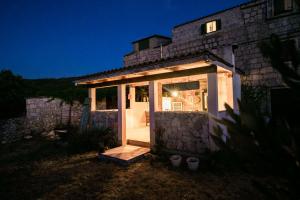 Secluded holiday house Okljucna, Vis - 15283 - 3hvězdičkové hotely ve městě Komiža