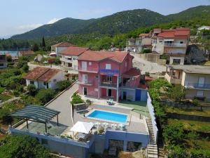 Family friendly apartments with a swimming pool Bacina, Neretva Delta - Usce Neretve - 15309 - 3hvězdičkové hotely ve městě Ploče