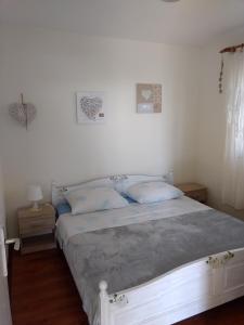 Apartments by the sea Maslinica, Solta - 15312