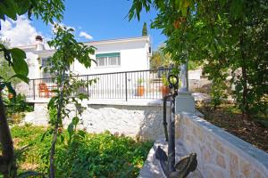 Holiday house with WiFi Trogir - 15319