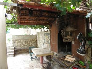 Apartments with a parking space Omis - 15330