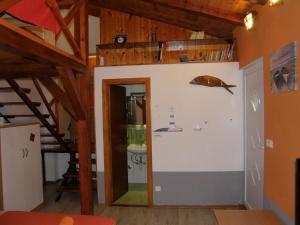 Apartments with a parking space Omis - 15330