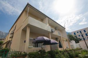 Apartments with parking space Makarska - 15375