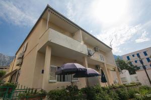 Apartments with a parking space Makarska  15375
