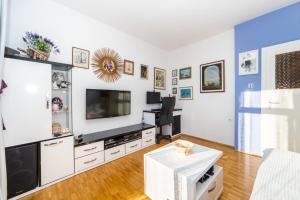 Apartments with parking space Makarska - 15375