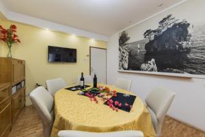 Apartments with parking space Makarska - 15375