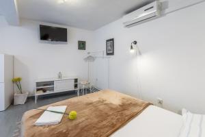 Apartments by the sea Pucisca, Brac - 15381