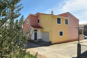 Apartments with a parking space Kastel Stari, Kastela - 15411