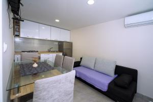 Apartments with a parking space Kastel Sucurac, Kastela - 15430