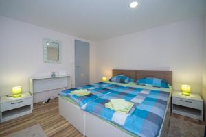 Apartments with a parking space Kastel Sucurac, Kastela - 15430