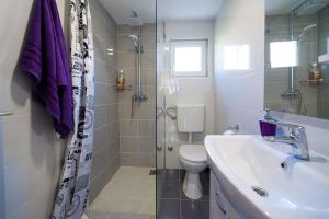 Apartments with a parking space Kastel Sucurac, Kastela - 15430