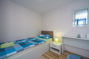 Apartments with a parking space Kastel Sucurac, Kastela - 15430