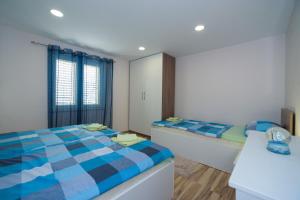 Apartments with a parking space Kastel Sucurac, Kastela - 15430