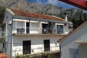 Apartments by the sea Brist, Makarska - 15443 