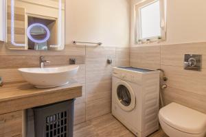 Family friendly house with a swimming pool Cove Koramaslinova - Koromaslinova, Brac - 15479