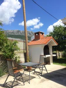 Apartments with a parking space Kastel Kambelovac, Kastela - 15480