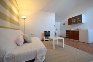 Apartments by the sea Cizici, Krk - 15496