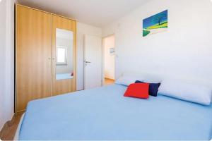 Apartments with a parking space Rogoznica 15497
