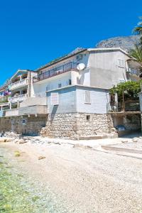 Apartments by the sea Brist, Makarska - 15465 