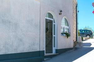 Apartments by the sea Brist, Makarska - 15465 