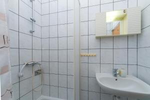 Apartments by the sea Brist, Makarska - 15465