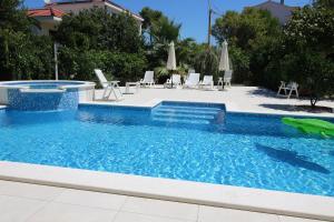 Seaside apartments with a swimming pool Sutivan, Brac - 15502