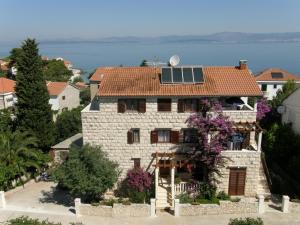 Seaside apartments with a swimming pool Sutivan, Brac - 15502