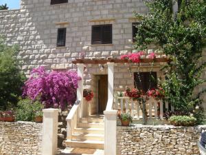 Seaside apartments with a swimming pool Sutivan, Brac - 15502