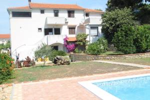 Family friendly apartments with a swimming pool Kampor, Rab - 15518