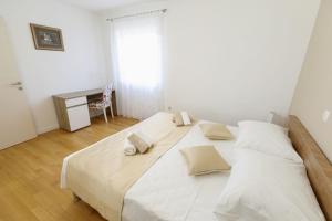 Family friendly house with a swimming pool Kastel Stari, Kastela - 15531