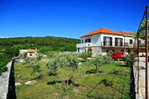 Apartments with a parking space Gornje selo, Solta - 15545