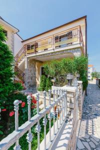 Apartments with a parking space Stinjan, Pula - 15560