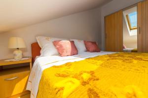 Apartments with a parking space Kastel Gomilica, Kastela - 15563