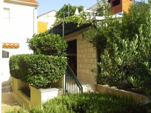 Apartments with a parking space Bol, Brac - 15564