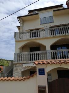 Apartments with a parking space Supetarska Draga - Donja, Rab - 15602 
