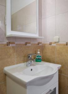 Apartments with parking space Supetar, Brac - 15640