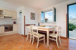 Apartments with parking space Supetar, Brac - 15640