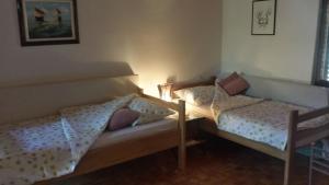 Apartments with parking space Ugljan - 15613