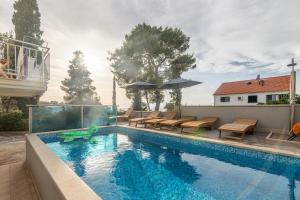 Family friendly apartments with a swimming pool Sutivan, Brac - 15665