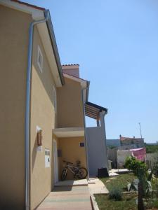 Apartments with a parking space Cres - 15672 