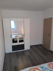 Apartments with parking space Cres - 15672