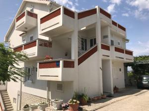 Apartments by the sea Banjol, Rab - 15679 