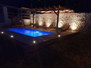 Holiday house with a swimming pool Kastel Stari, Kastela - 15690