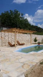 Holiday house with a swimming pool Kastel Stari, Kastela - 15690