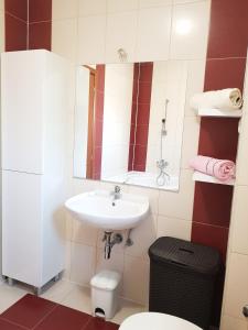 Apartments with a parking space Kastel Gomilica, Kastela - 15696