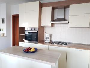 Apartments with a parking space Kastel Gomilica, Kastela - 15696