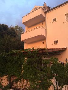 Apartments by the sea Primosten - 15704 
